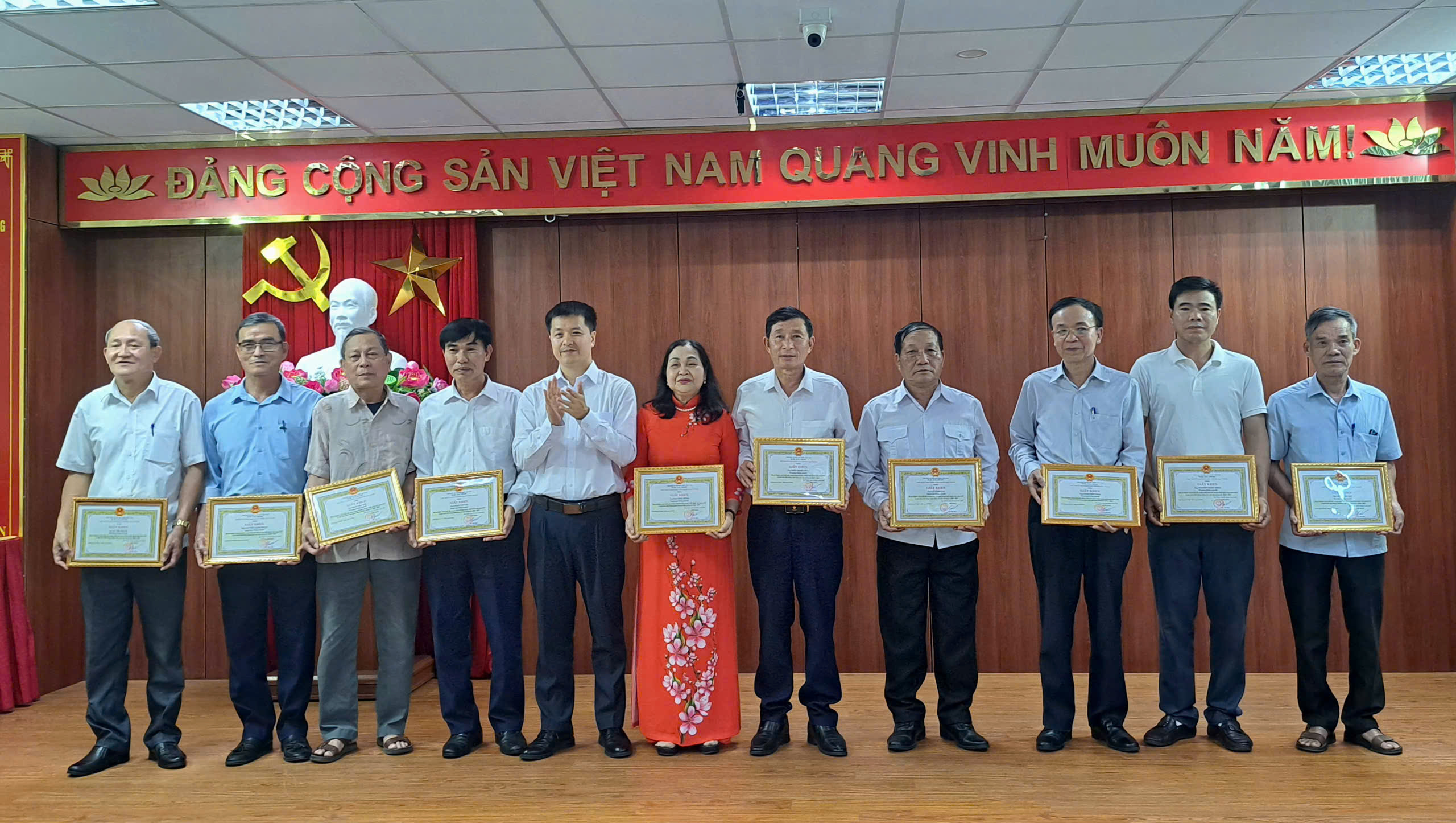 Anh-tin-bai